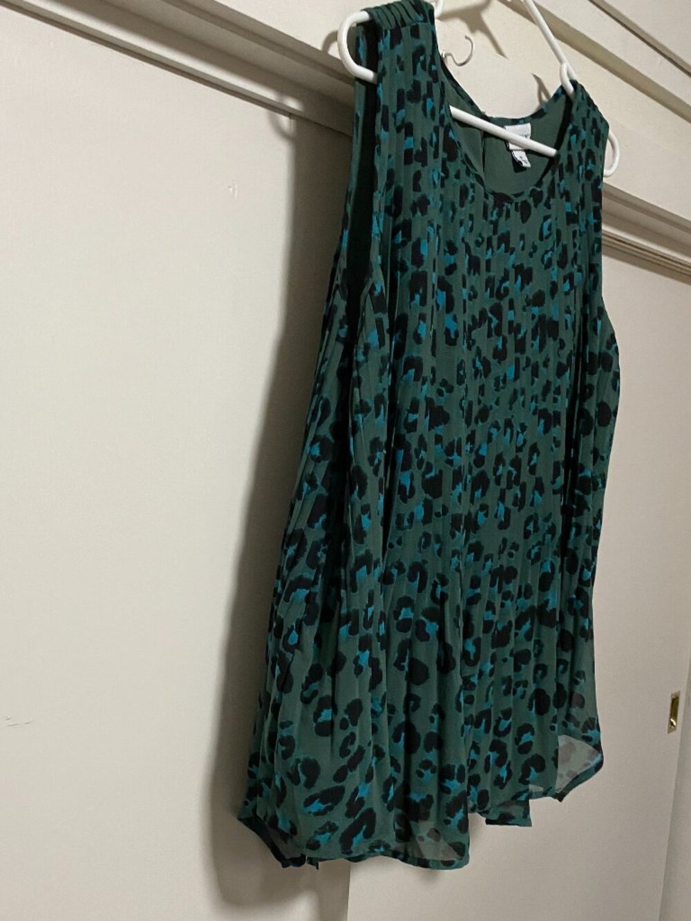 Ava & Viv, sleeveless, tiny-pleats blouse, green w/teal & black spots, size 1X - Picture 2 of 8